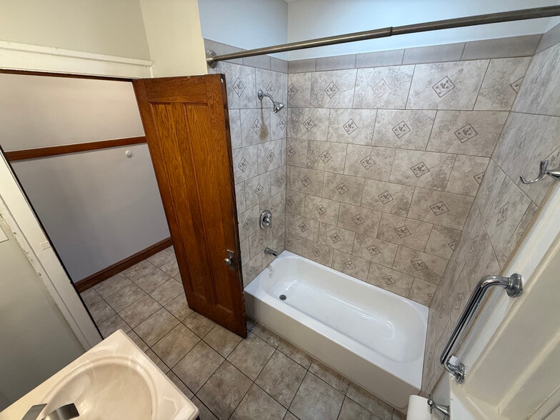 Tub Shower - 1542 N Kolin Ave