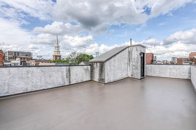 Building Photo - Old City Townhome