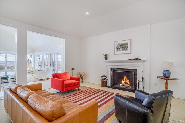 Building Photo - 159 Old Quaker Hill Rd