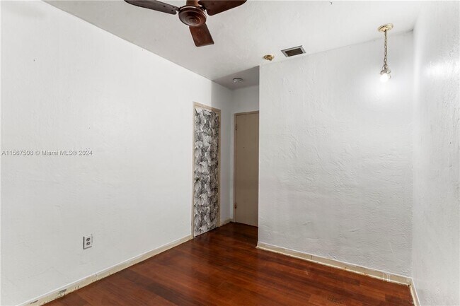 Building Photo - 560 NE 158th St