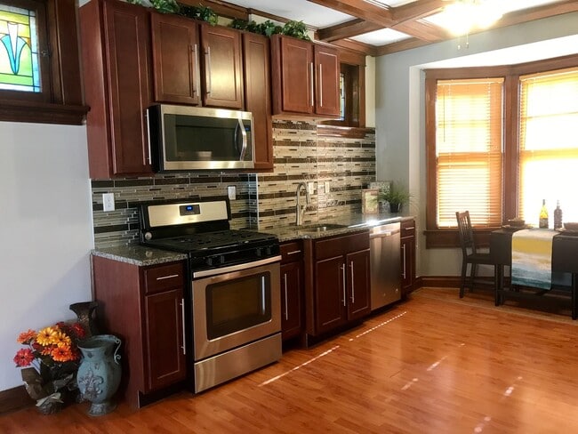 Building Photo - lovely renovated home