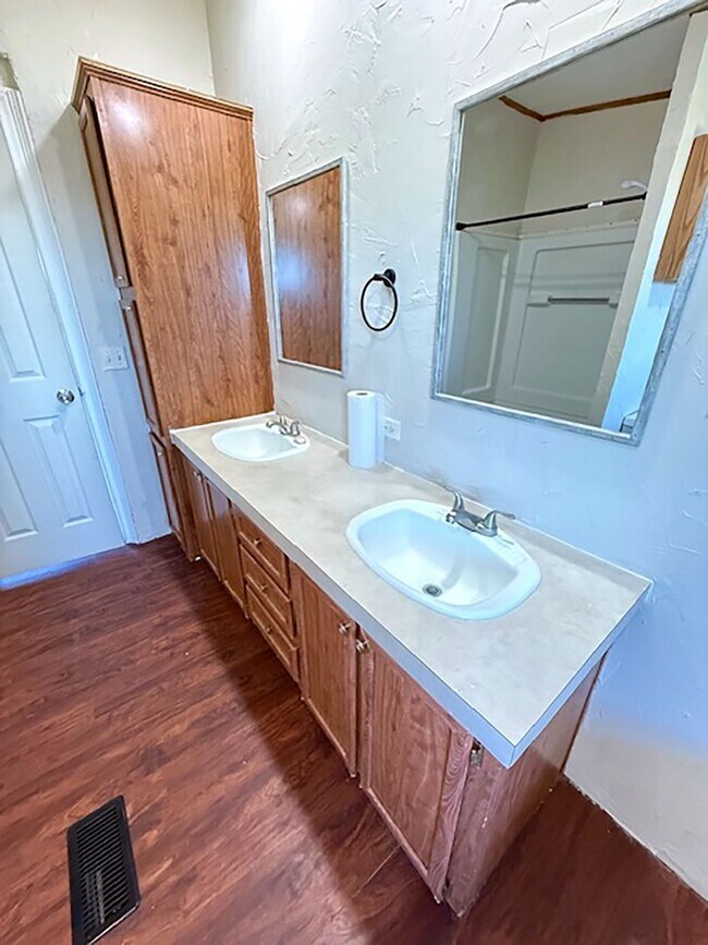 Building Photo - Beautiful 4 Bedroom 2 Bath manufactured home in Rhome Texas on 2 acres.