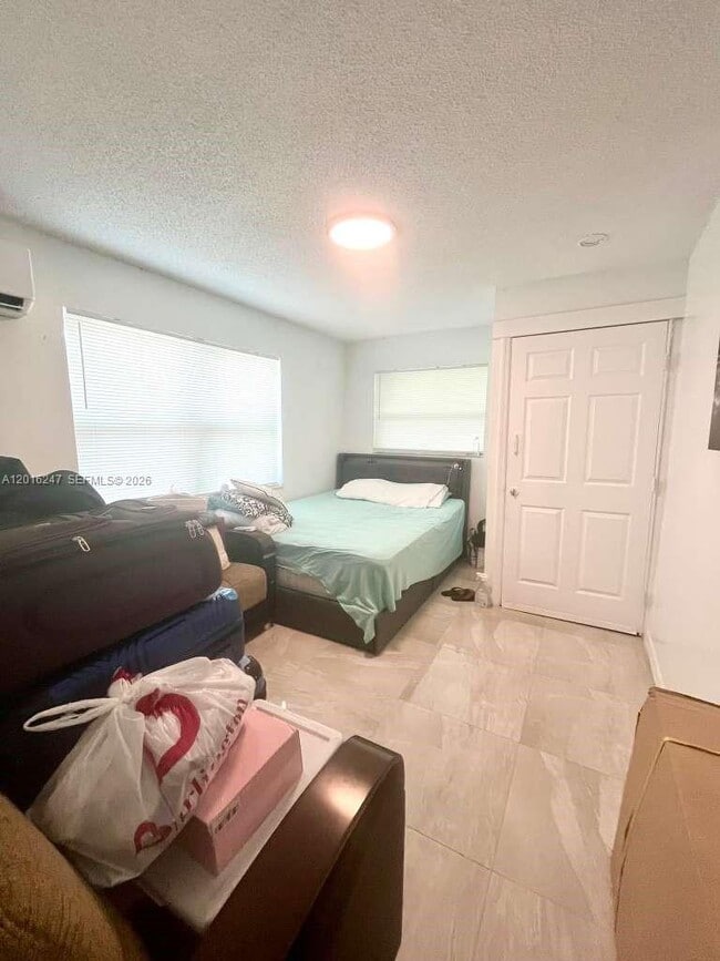 Building Photo - 6201 SW 37 Ct