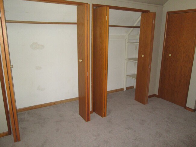 Building Photo - 2BR 2bath home close to downtown Iowa City, available August 1, 2023!