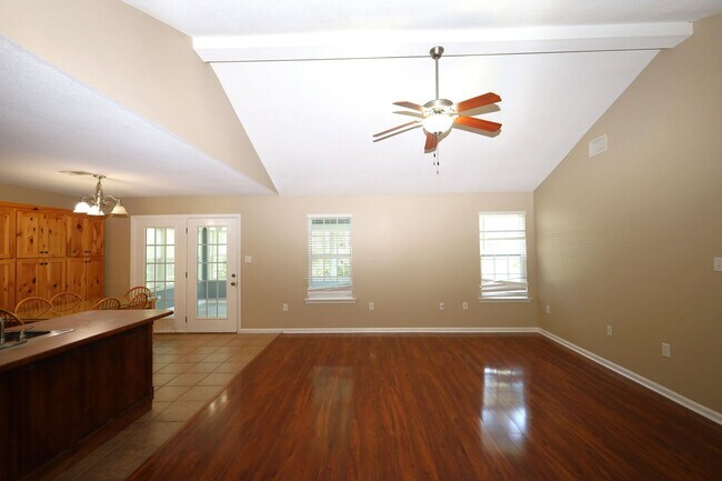 Building Photo - Available Soon! 413 Byson Circle