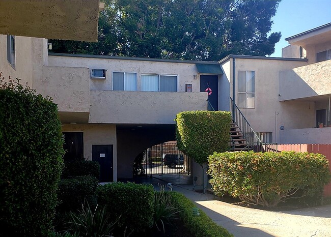 Building Photo - 4455 Overland Ave