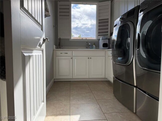 Building Photo - 304 Rezzo St