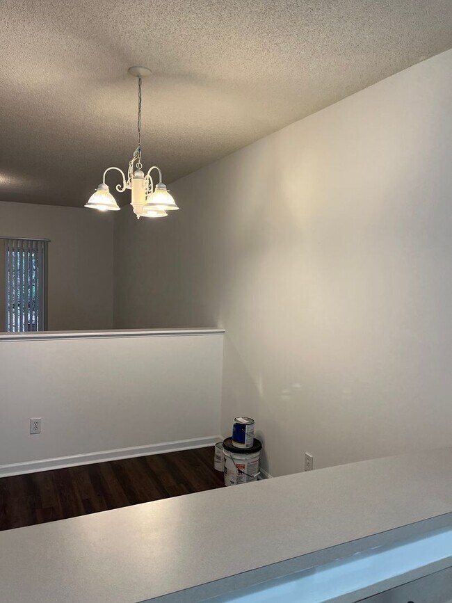 Building Photo - Spacious condo in excellent location