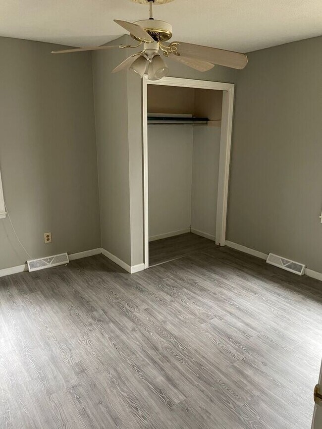 Building Photo - Split Level 3 bedroom 2 bath house with shed