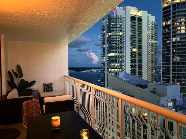 Building Photo - 1200 Brickell Bay Dr