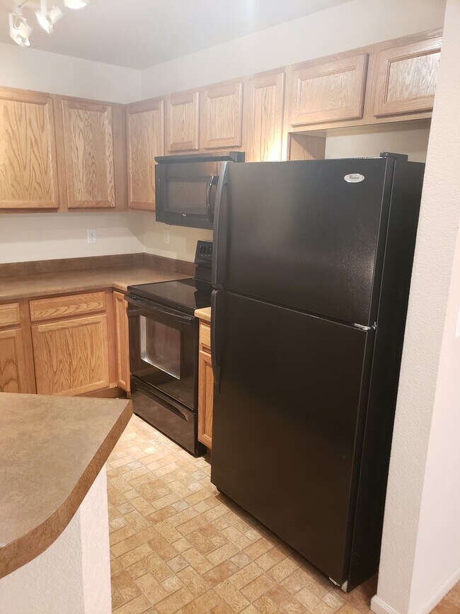 Building Photo - Great looking 2 bed 1.5 bath townhouse nea...