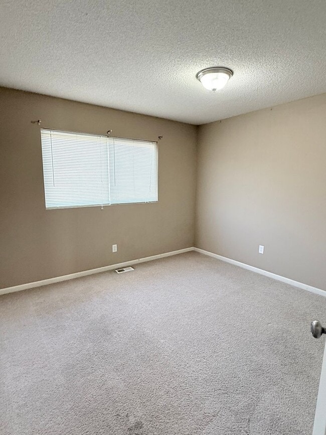 Building Photo - Great Townhome!