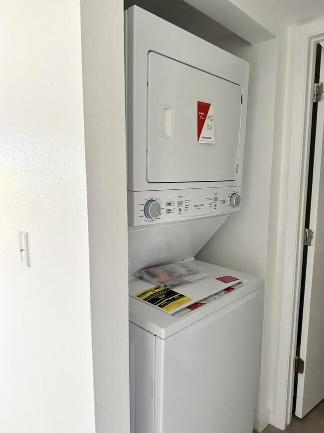 Building Photo - 1566 SE Royal Green Cir