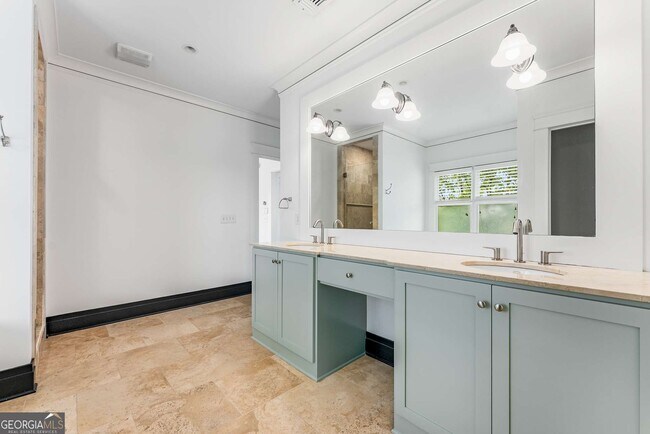 Building Photo - 546 Candler Park Dr NE