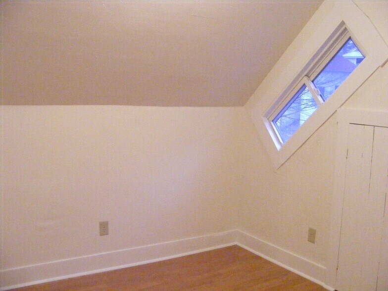 Building Photo - 123 Frost St