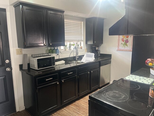 Building Photo - This well-maintained 2-bedroom, 1.5-bath home in Russellville, AR