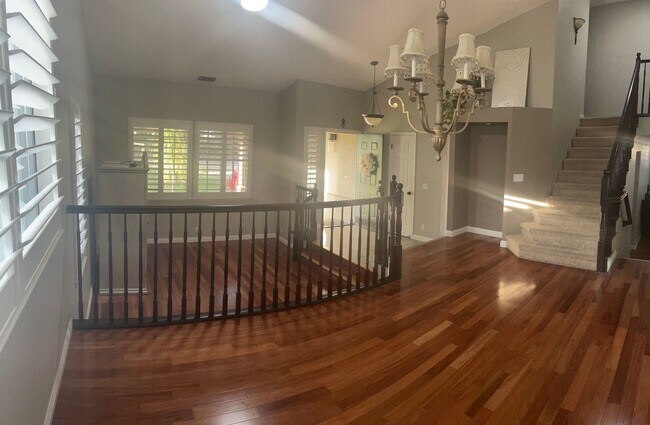 Building Photo - "Coveted Comfort: Spacious 4-Bed, 3-Bath H...