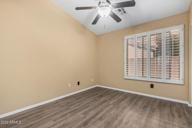 Building Photo - 295 W Goldfinch Way