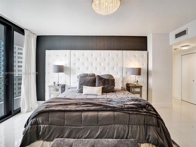 Building Photo - 20281 E Country Club Dr