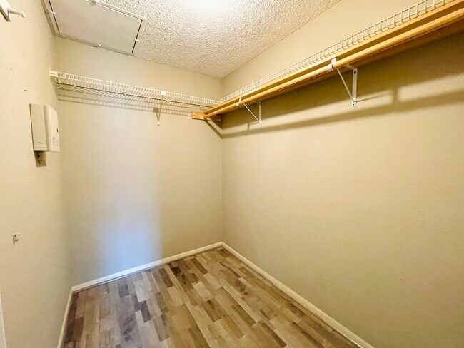 Building Photo - 2800 Jeanetta St