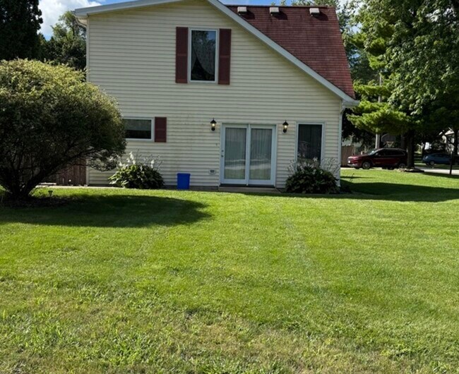 Building Photo - 125 Maple Ct
