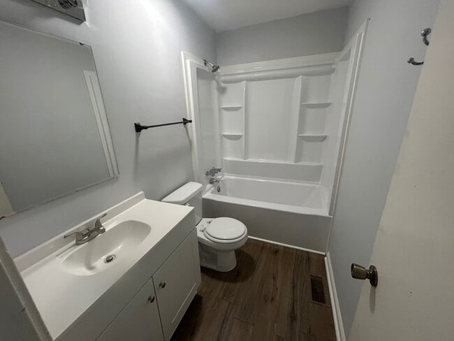 Building Photo - 1113 Country Town