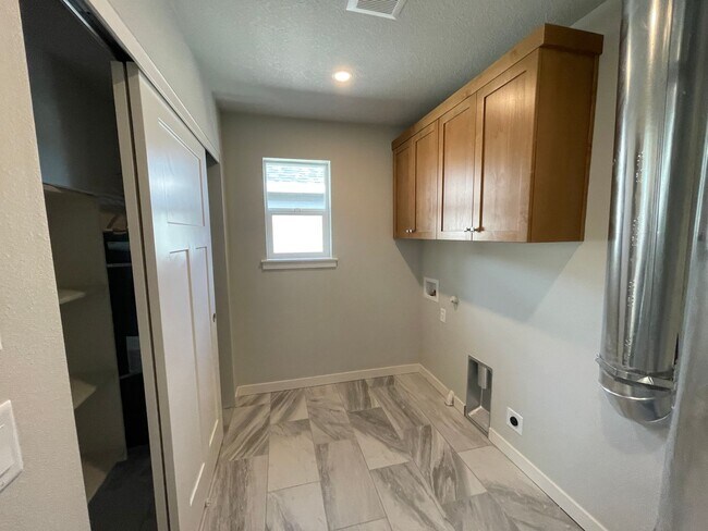 Building Photo - Beautiful 3br/2ba House Available Soon!