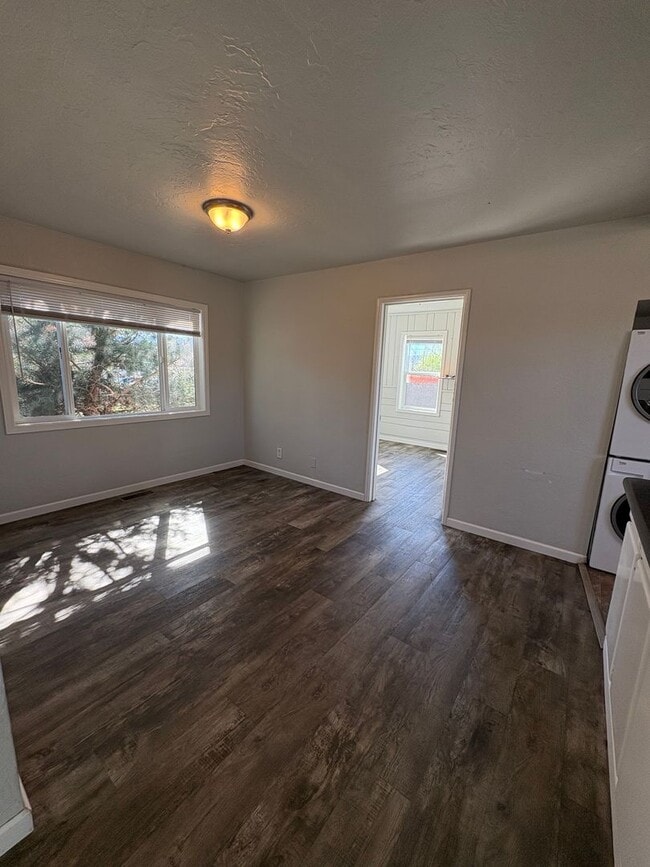 Building Photo - 3 Bedroom/ 2 Bath Medford Rental Available in Quiet Medford Neighborhood