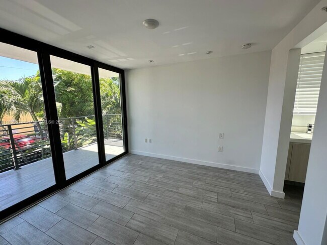 Building Photo - 722 NE 15th Ave