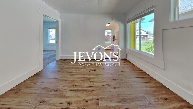 Building Photo - $300 Rent Credit - Well-kept ground-floor ...