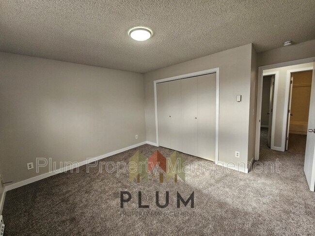 Building Photo - 809 Bulwer St