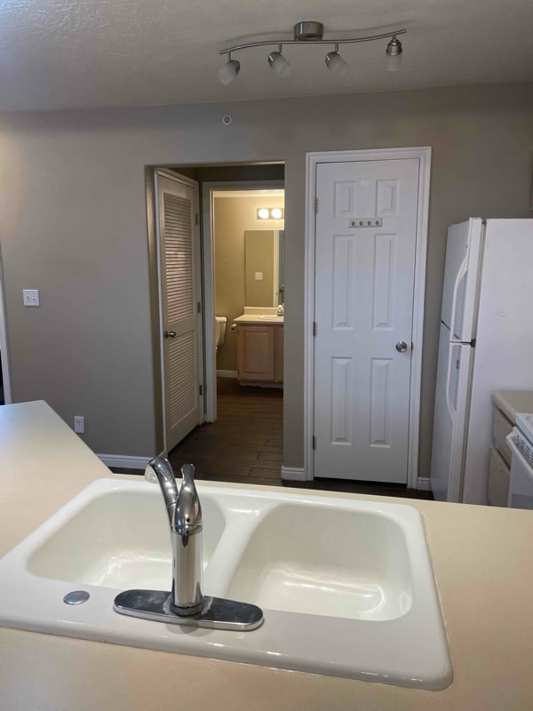 Building Photo - 550 Diagonal St