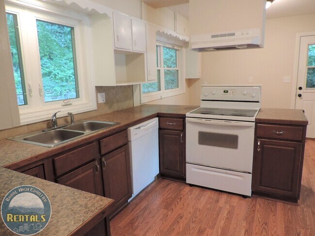 Building Photo - 3bd/2ba Ranch-Style Home Central to Boone