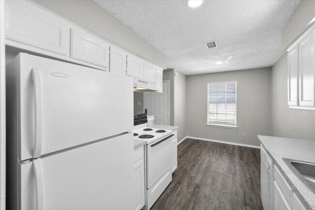 Building Photo - 606 Kings Way Dr