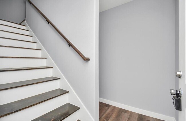 Building Photo - For Lease | 3 Bed, 2 Bath | 1,150 Sq Ft | Warwick Place |