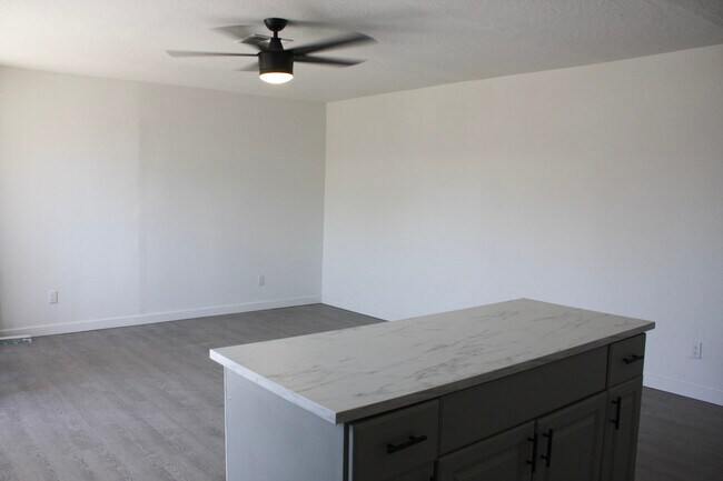 Building Photo - 1125 Tamerack Ave