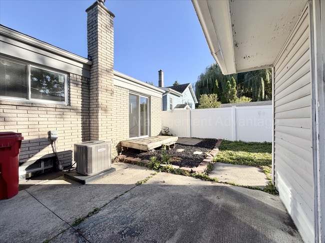 Building Photo - Solid Brick and Renovated with New Kitchen...