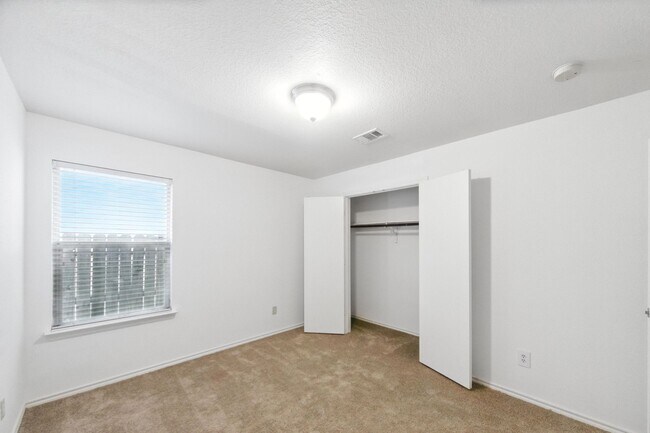 Building Photo - 142 Thunder Basin Dr