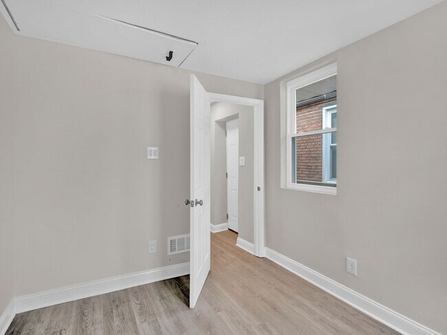 Building Photo - 1214 E Eager St