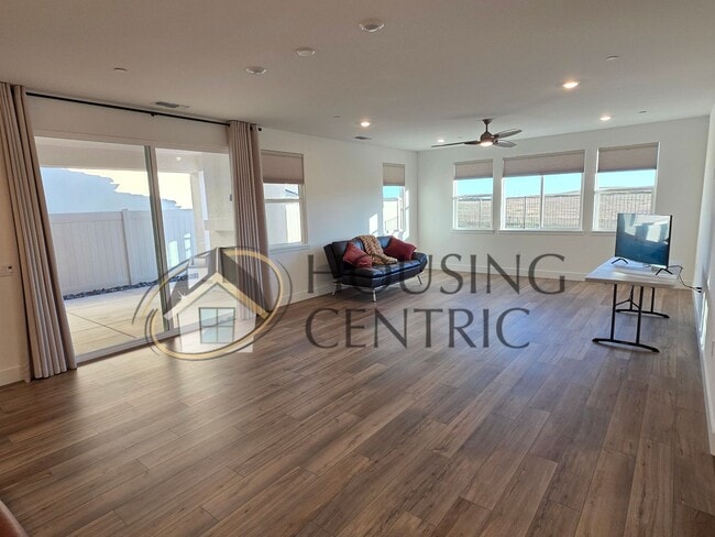 Building Photo - Executive Single Story Rental in HIGHLY DESIRABLE Heritage 55+ Community!