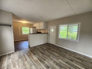 Building Photo - FRESHLY PAINTED AND NEW FLOORING! 2 Bed 1 Bath With Screened Porch