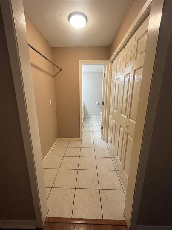 Building Photo - 2107 Greentree Dr