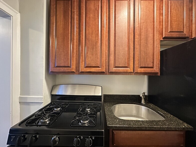 Building Photo - 547 W Surf St