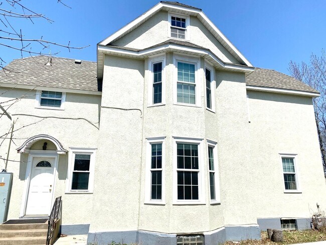 Building Photo - 305 8th Ave S