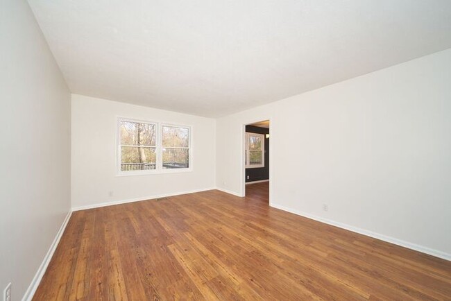 Building Photo - Spacious 3 Bedroom with Finished Basement ...