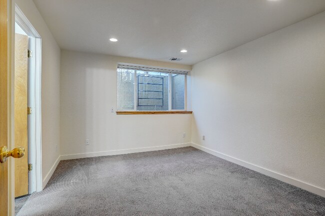 Building Photo - 652 Ridgeview Dr