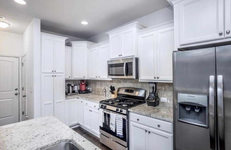 Building Photo - 264 Wembley Dr