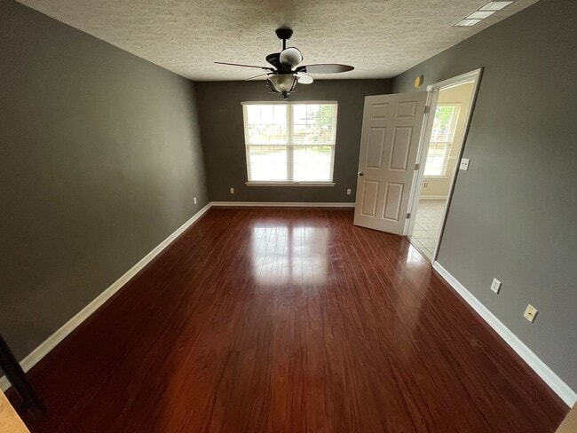 Building Photo - Beautiful Shelbyville Home For Rent
