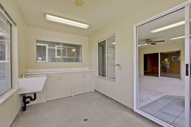 Building Photo - 160 Kit Carson Ct