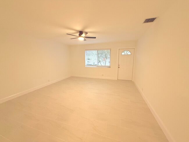 Building Photo - 626 Prosperity Farms Rd